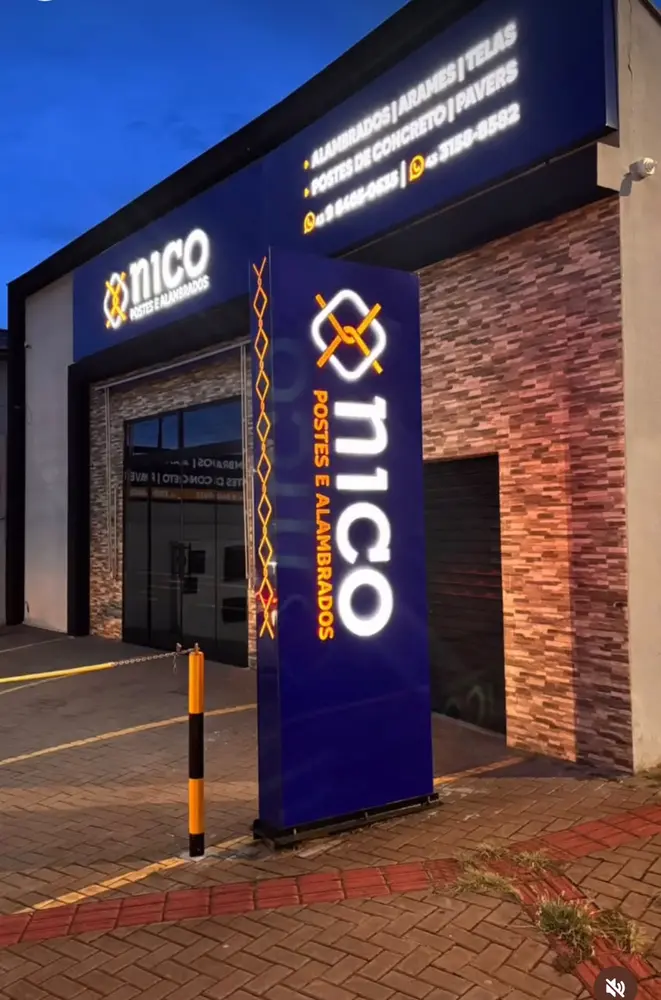 Fachada e totem luminoso Nico produzidos pela JMN Arte Visual