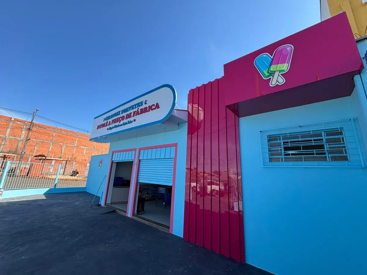 Fachada de sorveteria produzida pela JMN Arte Visual